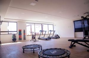 若昂佩索阿APARTAMENTO MODERNO A 150m DA PRAIA DO CABO BRANCO的一间健身房,里面配有几台跑步机