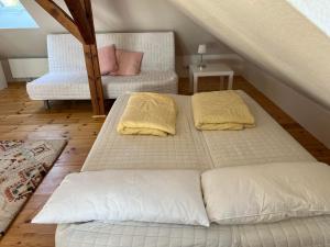 Westfälischer Hof - Loft的两张睡床位于一间房间内的地板上