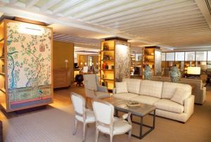 马德里URSO Hotel & Spa, a Small Luxury Hotel of the World的客厅配有沙发和桌椅