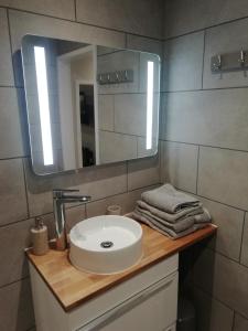 马特洛克Sabine Hay Barn的一间带水槽和镜子的浴室
