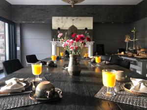 科特赖克Villa Pura Vida的餐桌,花瓶和橙汁