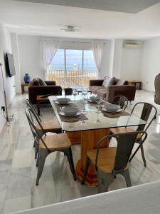 马贝拉Puerto Banus Duplex Centric WaterFront 3 Bedroom的客厅配有桌椅和沙发
