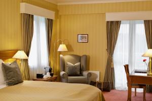 罗斯比历史酒店的酒店客房配有一张床、一把椅子和一张书桌