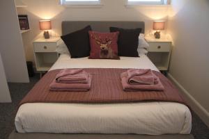 奥本The Wee Bank House的一间卧室配有一张带鹿头枕头的床
