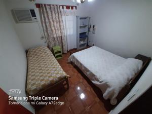 比亚瓜伊Quinta el quebracho的小房间设有一张床和一把椅子