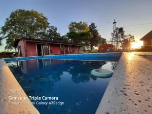 比亚瓜伊Quinta el quebracho的房屋前的游泳池