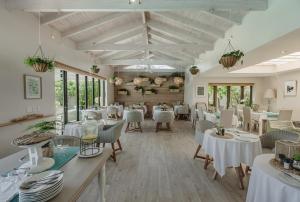 普利登堡湾Cottage Pie by Robberg的一间设有白色桌椅的用餐室