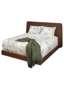 库马西SWATSON HOTEL的一张带白色床单和绿色毛巾的床