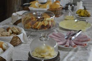 IbitiramaPousada Viva的餐桌,餐桌上放着盘子和玻璃 ⁇ 顶