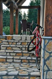 扎布利亚克高地者旅舍的自行车停放在石头门廊上