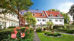 普拉赫塞特纳霍夫酒店的享有花园房屋外部景致