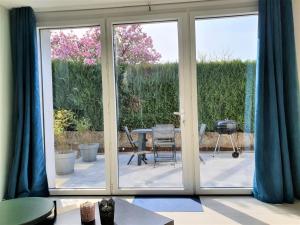艾克斯莱班LA PIERRINA - Chamois - Appart 3 étoiles的一个带桌椅的庭院的滑动玻璃门
