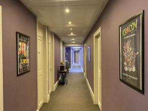 图勒Hôtel La Villa Lorraine的紫色墙壁的建筑走廊和走廊