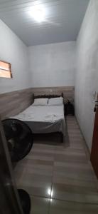 巴雷里尼亚斯Hostel Em Boas Mãos的一间白色客房内的床铺卧室