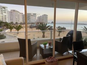 拉塞雷纳Hermoso apartamento de 2 dormitorios y 2 baños en Laguna del Mar La Serena的客房享有海滩和大海的景致。