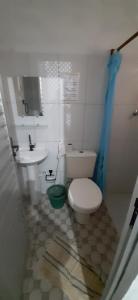 巴雷里尼亚斯Hostel Em Boas Mãos的一间带卫生间和水槽的浴室