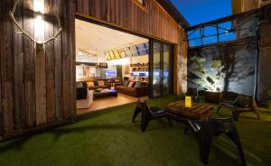 瓦讷VILLA LE LOFT - CALME & DECO - Patio intime - Salle de Cinéma - Centre Ville的客厅配有沙发和桌椅