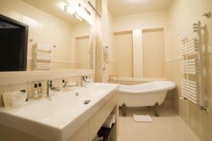 奥普尔斯达卡酒店的白色的浴室设有水槽和浴缸。
