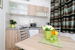 杜布罗夫尼克卡佩里卡客房和公寓的厨房里摆放着鲜花和橙子的桌子