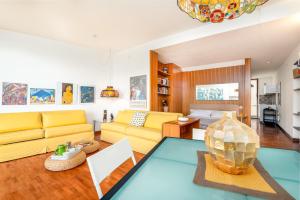 克里日亚Rossi Tramonti 2, Terre Marine的客厅配有沙发和桌子