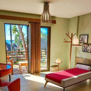 路易斯科雷亚Carnaubinha Praia Resort的一间卧室设有一张床和一个大窗户