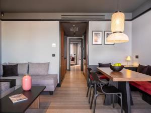 海若克利欧3 Pines Design Living的客厅配有沙发和桌子