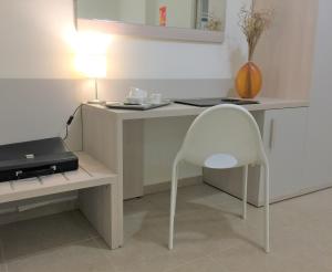 卢切拉Residenza DaMa的笔记本电脑旁的白色书桌和椅子