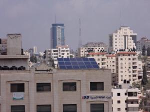 拉马拉Eco Hostel的一座建筑的顶部设有太阳能电池板