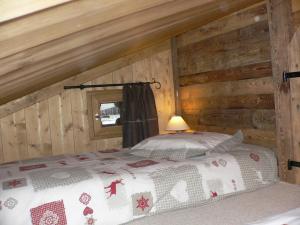 梅杰夫Petit chalet individuel de caractère的小木屋内一间卧室,配有一张床