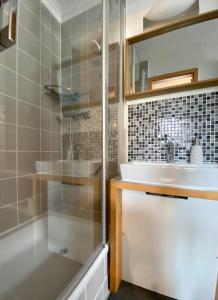 黑灵斯多夫Auszeit Usedom的带淋浴、盥洗盆和浴缸的浴室