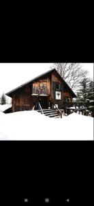 亚霍里纳Chalet Baluma Maluba的小木屋前方有雪