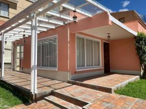 拉巴斯Preciosa casita en Zona Residencial de La Paz的前面有凉棚的房子