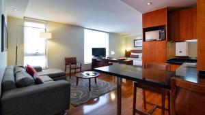 圣地亚哥Select Elegant Apartments by Time Hotel & Apartments的客厅配有沙发和桌子