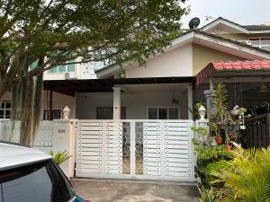马日丹那Rumah Armand Masjid Tanah Melaka 4BR Fully Aircond的房屋前的白色围栏
