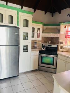 查尔斯城Joie De Vivre的厨房配有不锈钢炉灶和冰箱。