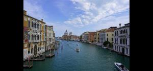 威尼斯New Apartment Venice 1的享有运河及建筑和船只的景色