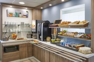 克雷翁Atena Bordeaux Sud Est Créon - Vélo Friendly的厨房配有带面包和冰箱的柜台