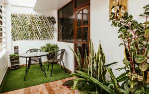 特鲁希略El Centurión的一间设有桌子和一些植物的房间