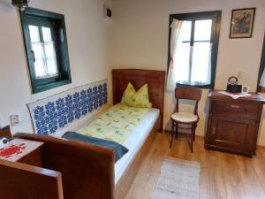 里梅泰亚Félix ház的卧室配有1张床、1张桌子和1把椅子