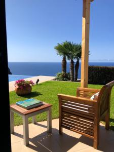 阿科达卡列塔Morning Star Villa的一张长凳和一张桌子,享有海景