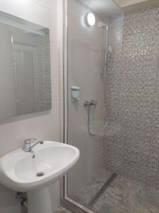 布雷亚扎Hotel Breaza的白色的浴室设有水槽和淋浴。