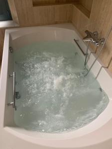 扎弗拉Hotel La Muralla的装满水的浴缸,配有水龙头