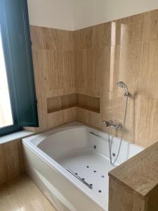 扎弗拉Hotel La Muralla的浴室设有浴缸和淋浴。