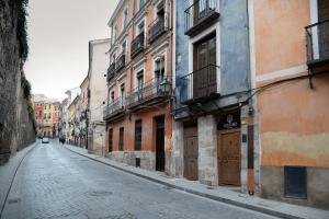 昆卡La Casa del Orfebre的一条有楼房的小巷里空荡荡的街道