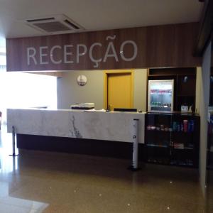 蓬塔格罗萨Hotelog Tibagi的带有fercapa标志的商店的前台