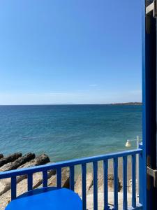 德里奥斯Cavos Studio by the sea (West)的阳台享有海景。