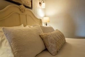 尤里卡斯普林斯5 Ojo Inn Bed and Breakfast的一张带白色床单和枕头的床