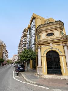 马拉加Balcón Victoria的街道边的黄色建筑