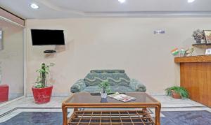 PinjaurHotel Vikrant的客厅配有沙发和桌子