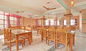 PinjaurHotel Vikrant的用餐室配有木桌和椅子